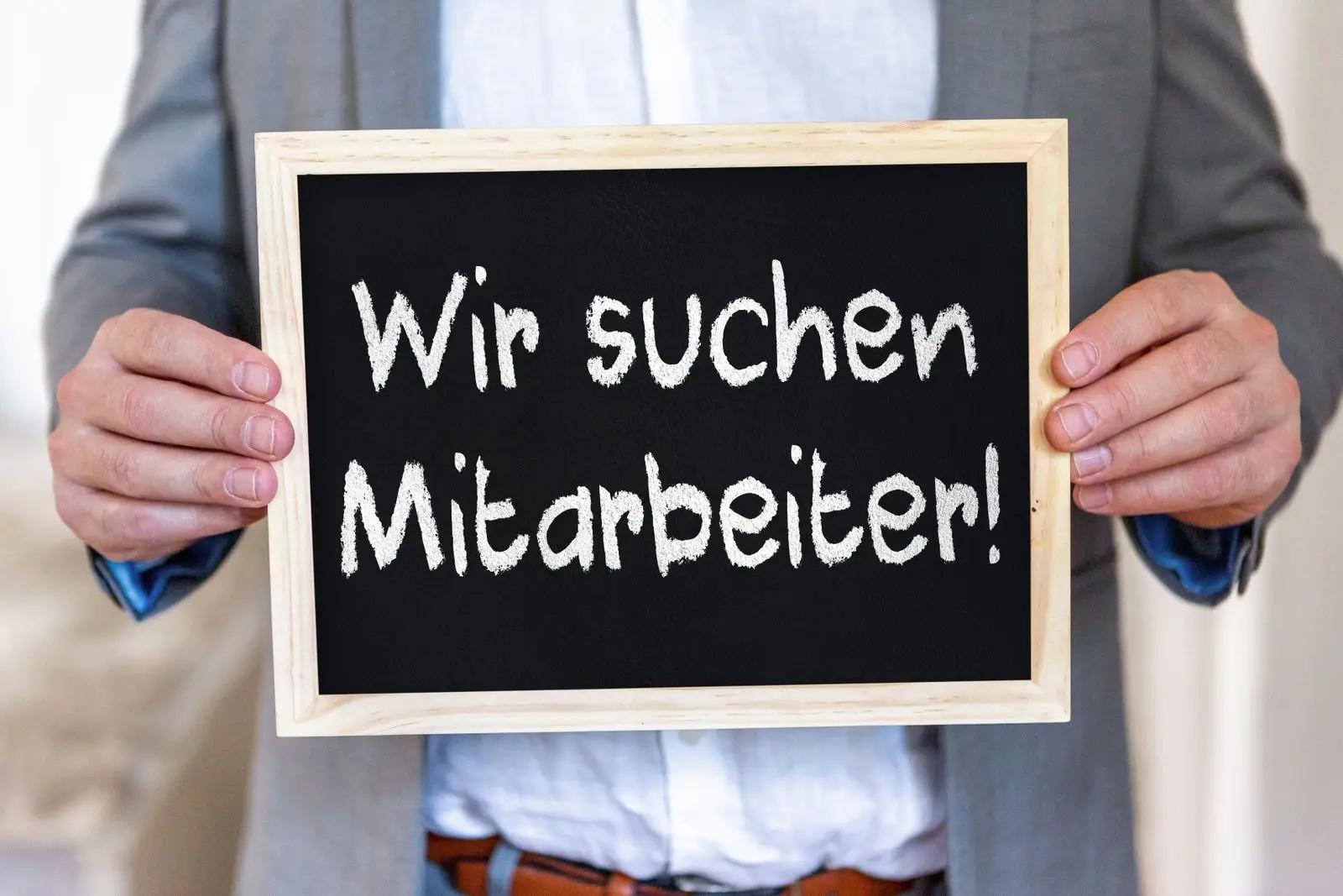 „wir suchen mitarbeiter! “ tafel in lagerhalle – bilder für stellenangebot logistik.