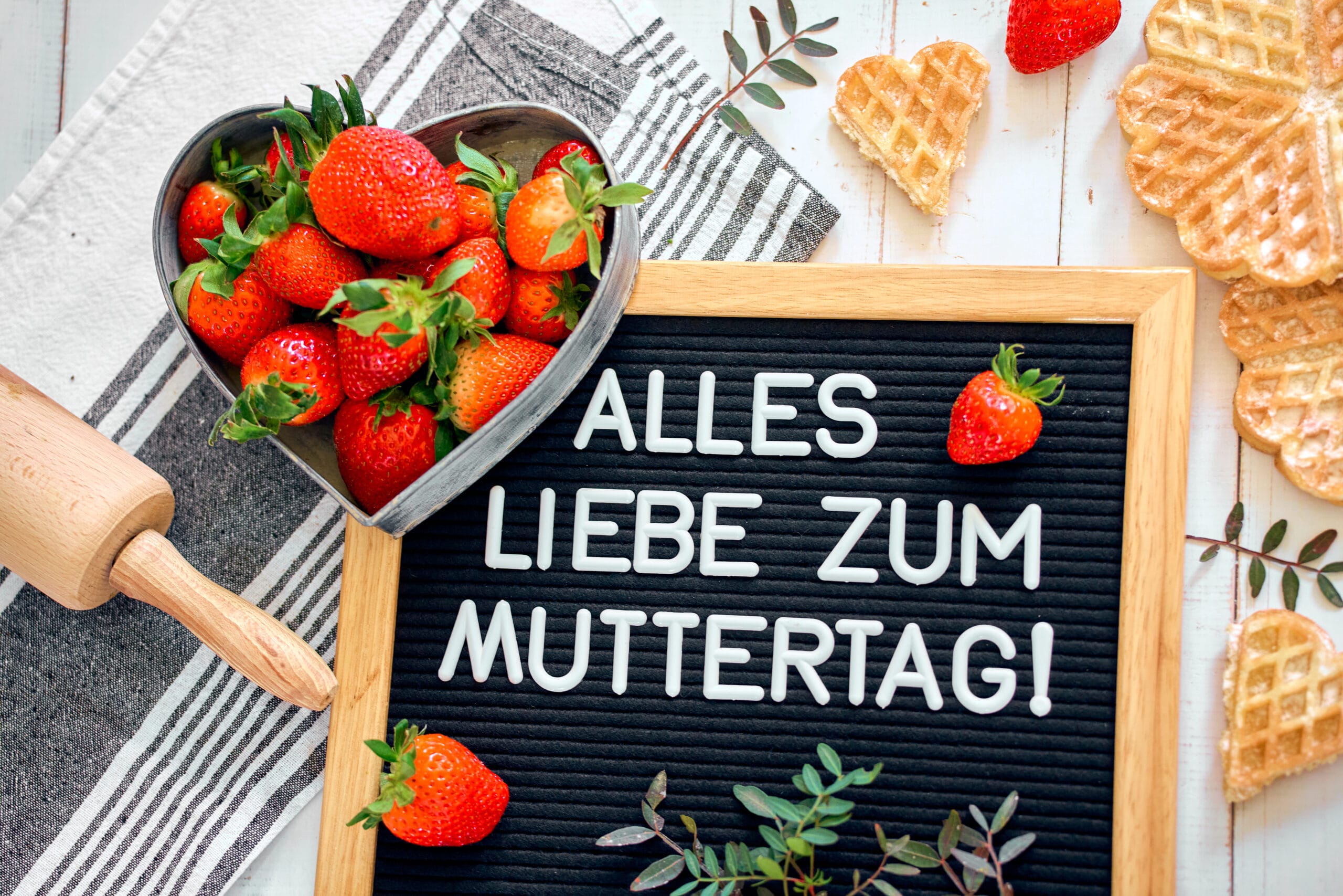Alles liebe zum muttertag tafel mit erdbeeren