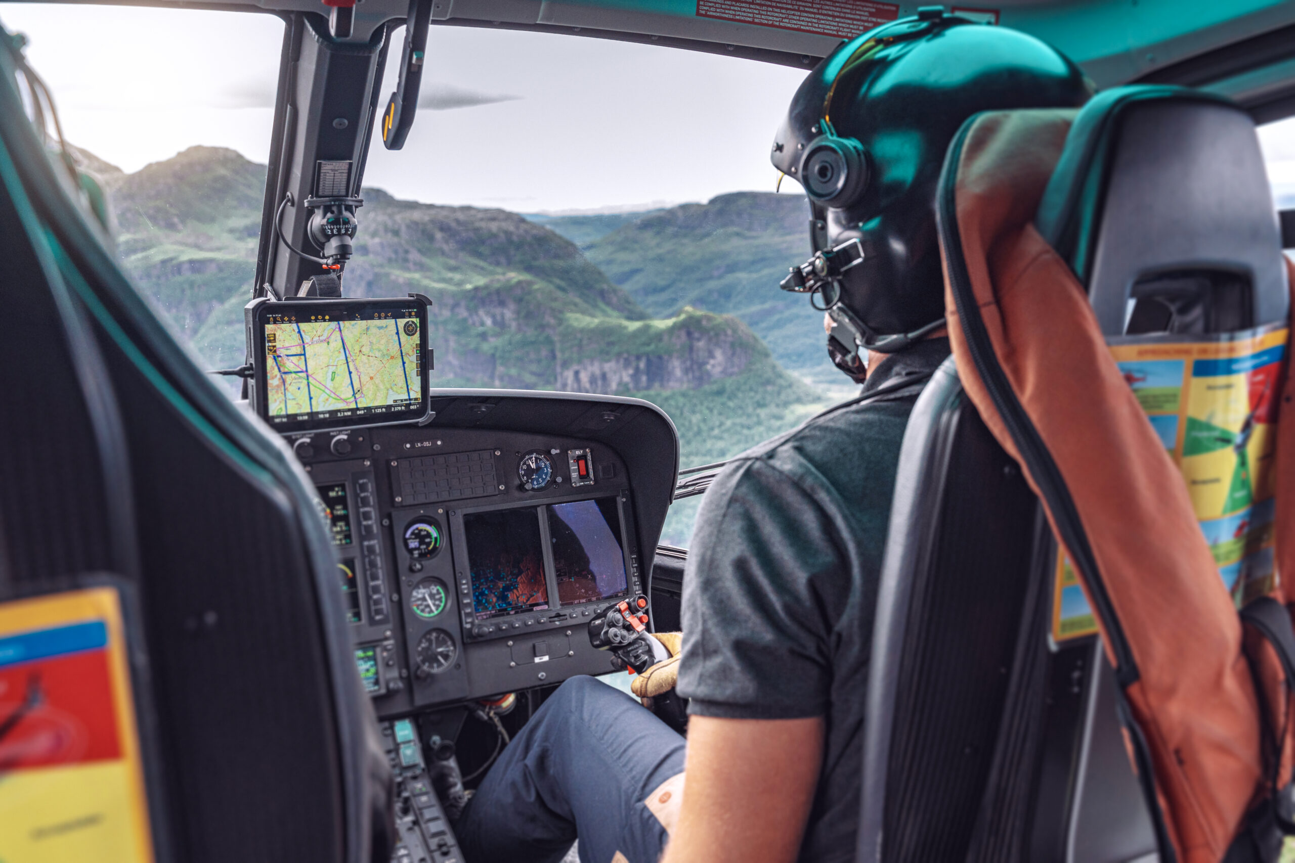 Hubschrauberpilot in einem Helikopter