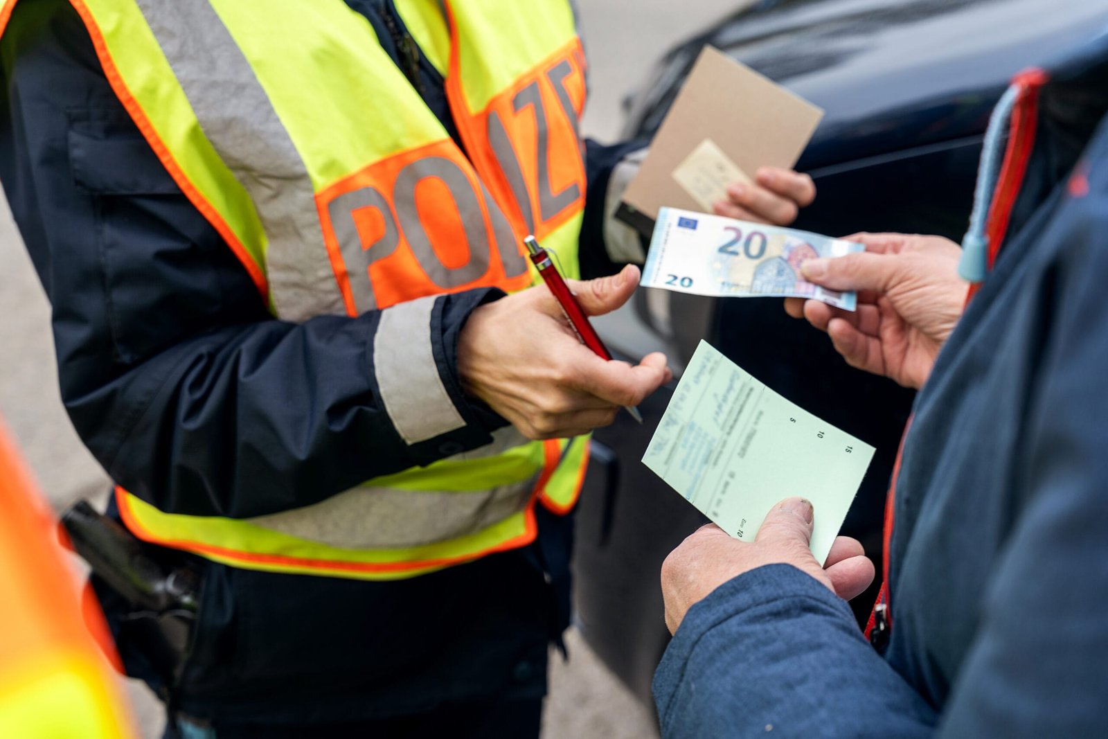 Blitzermarathon 2026: bayern richtet den blick auf gefährliche landstraßen 4 bussgeld polizei scaled Polizist händigt quittung nach bußgeldzahlung bei verkehrskontrolle aus