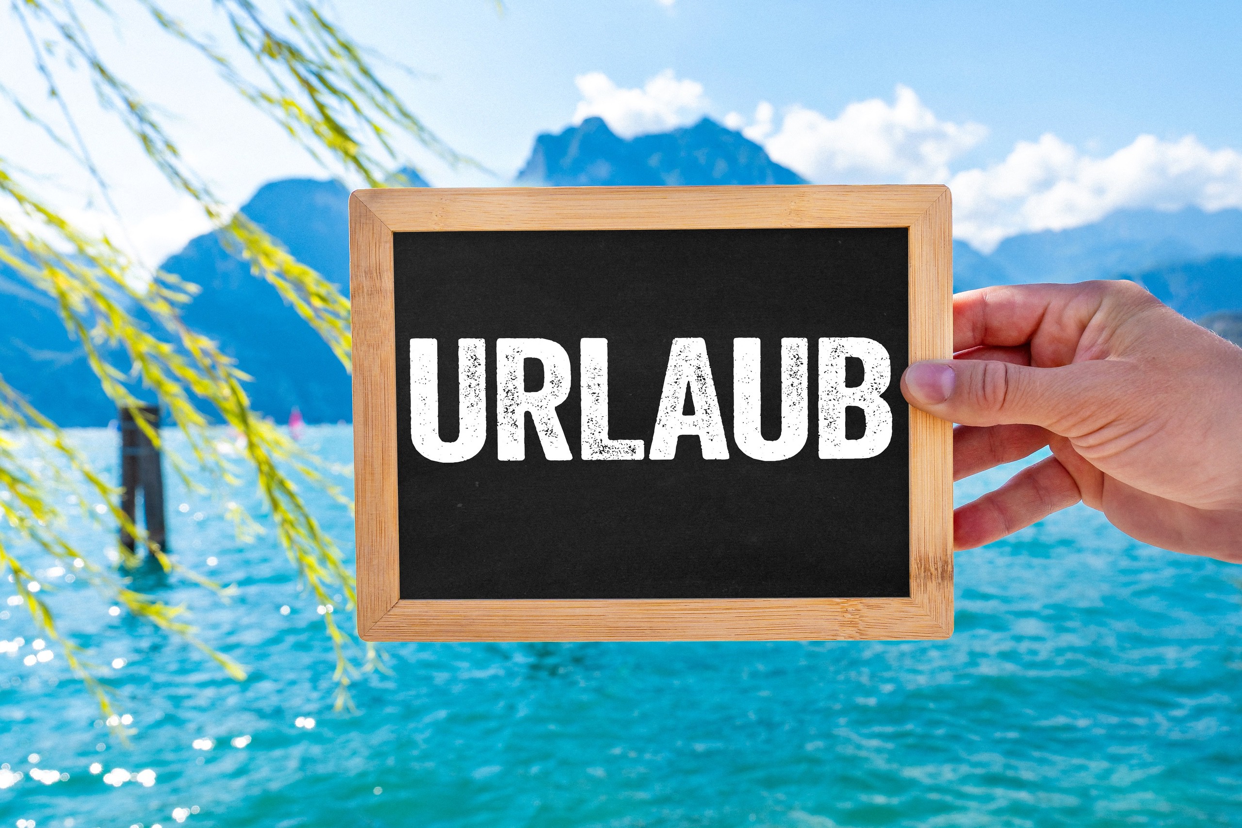 Hand hält schild mit urlaub